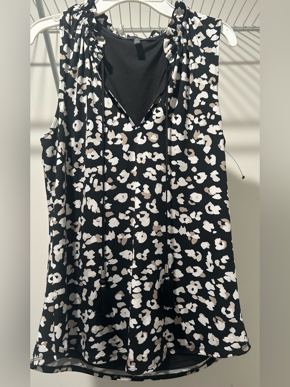 White House Black Market Black Floral V-Neck Tassel Sleeveless Top/Blouse S